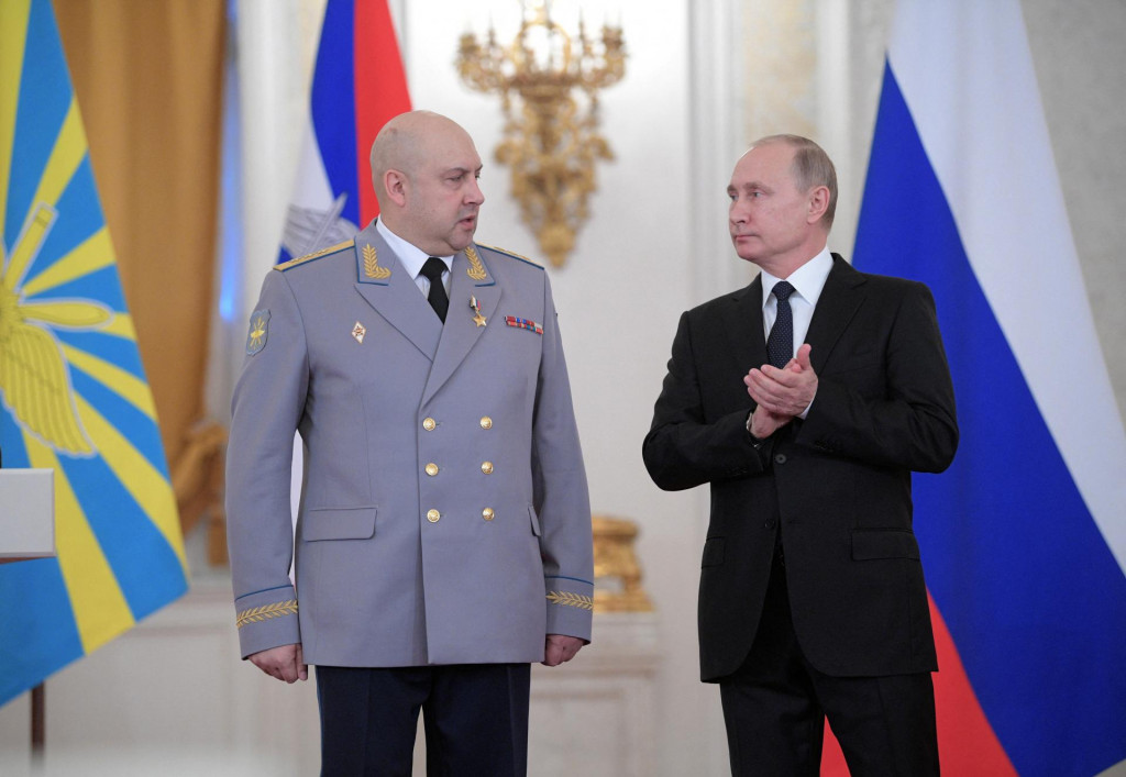 Vladimir Putin a Sergej Surovikin (vľavo), súčasný veliteľ ruského ťaženia. Analytici upozorňujú, že ide o jedného z najschopnejších ruských generálov. FOTO: REUTERS