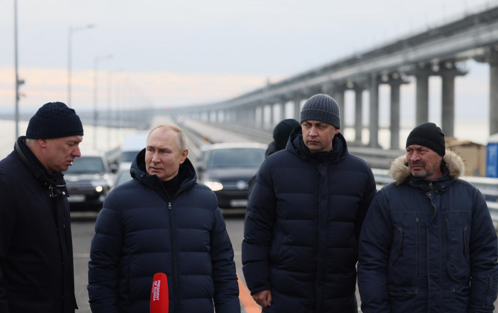 Ruský prezident Vladimir Putin (druhý vľavo) a podpredseda ruskej vlády Marat Chusnullin (vľavo). FOTO: TASR/AP