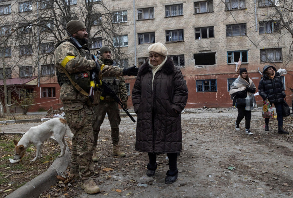 Ruským ostreľovaním poškodená obytná budova v Chersone. FOTO: Reuters