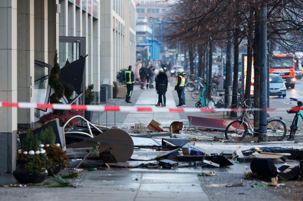 Pohľad na trosky na ulici pred hotelom po prasknutí a úniku vody z akvária AquaDom v centre Berlína. FOTO: Reuters