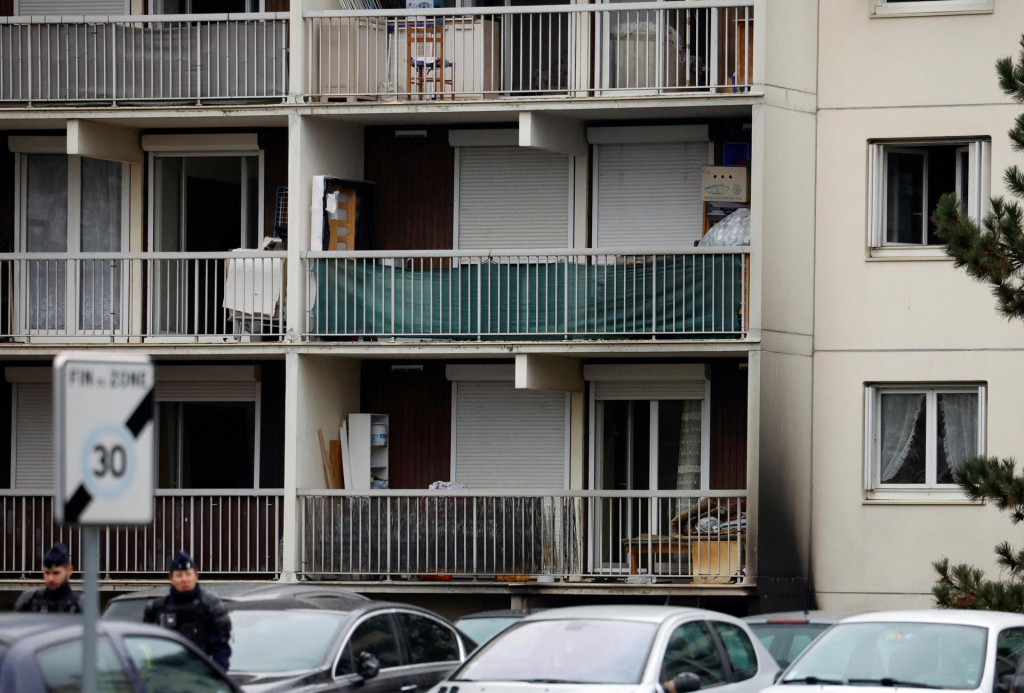 

Francúzska polícia pracuje na mieste rozsiahleho požiaru budovy, pri ktorom zahynulo 10 ľudí a 14 bolo zranených v meste Vaulx-en-Velin. FOTO: Reuters