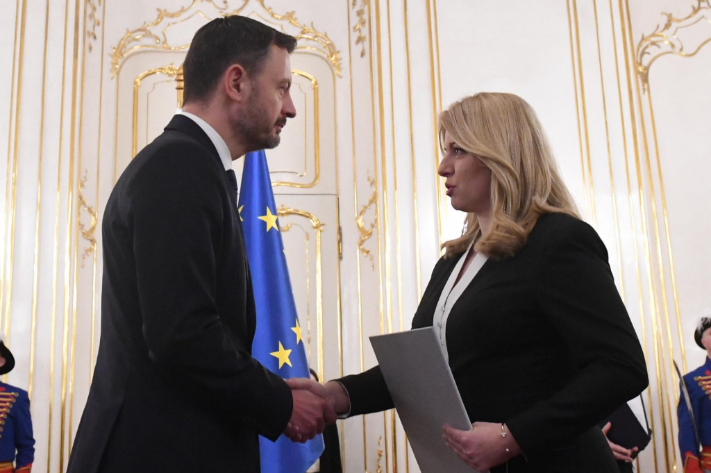 Eduard Heger prij&iacute;ma od Zuzany Čaputovej dekr&eacute;t o odvolan&iacute; vl&aacute;dy. FOTO: TASR/Martin Baumann