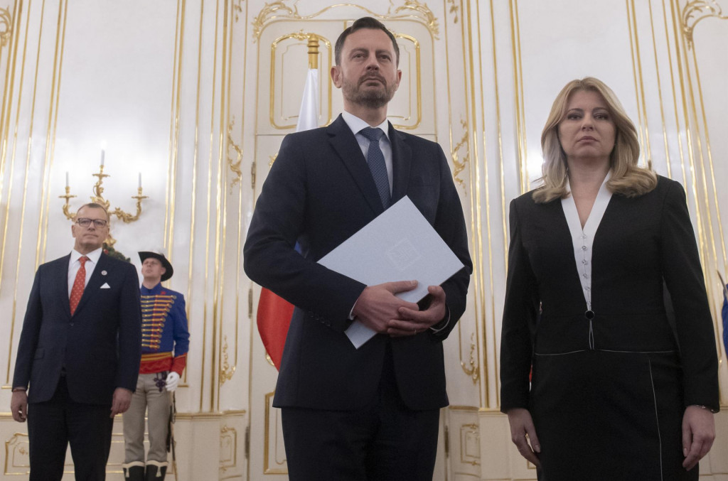Zuzana Čaputov&aacute; s premi&eacute;rom Eduardom Hegerom a predsedom parlamentu Borisom Koll&aacute;rom v Prezidentskom pal&aacute;ci. FOTO: TASR/Martin Baumann