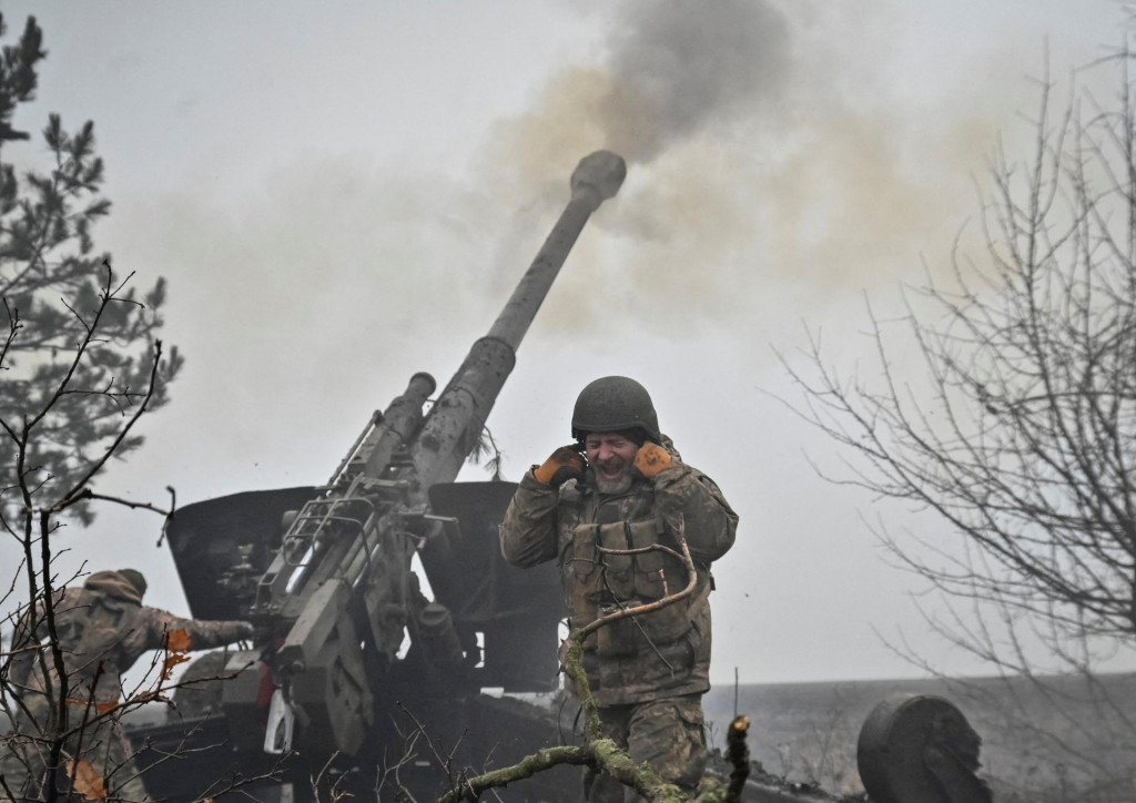Ukrajinskí vojaci pália z húfnice. FOTO: Reuters