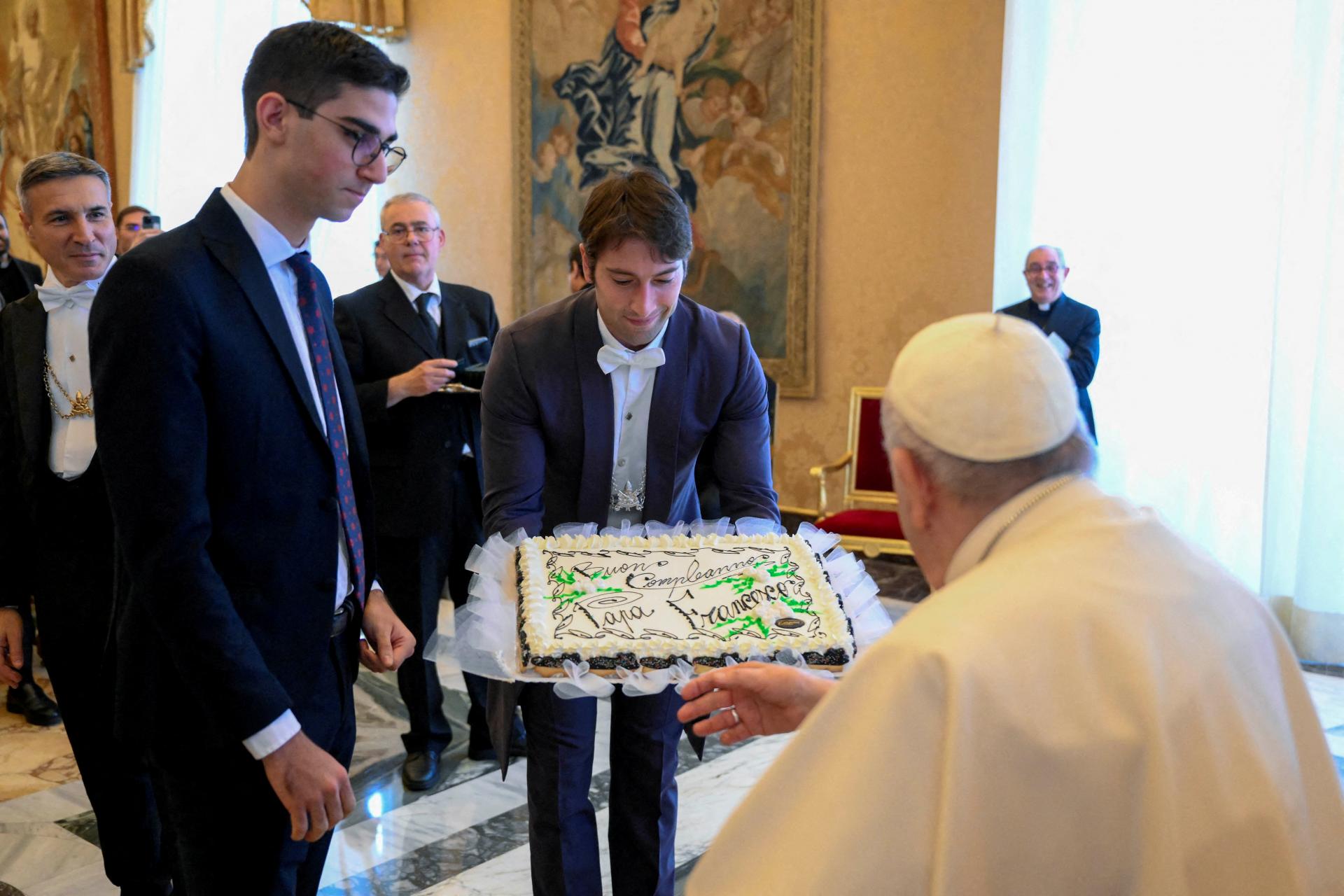 Pápež oslávil 86. narodeniny udeľovaním cien za dobročinnosť