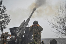 Ukrajinsk&iacute; vojaci p&aacute;lia z h&uacute;fnice. FOTO: Reuters