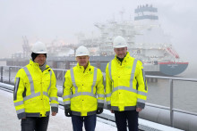 Nemecký kancelár Olaf Scholz (v strede) a ministri hospodárstva a financií Robert Habeck (vľavo) a Christian Lindner pred špeciálnym plavidlom Höegh Esperanza, ktoré LNG prevádza späť do plynného skupenstva. FOTO: Reuters