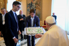 Pápež František dostal narodeninovú tortu. FOTO: Reuters