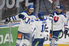 Slovenskí hokejoví reprezentanti zľava Peter Cehlárik, Róbert Lantoši a Marko Daňo sa radujú po strelení gólu. FOTO: TASR/Pavel Neubauer