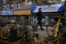 Necelý týždeň po tom, čo čínska vláda po vlne protestov zrušila prísne obmedzenia v rámci politiky „nulovej tolerancie voči covidu“, je Peking znovu zavretý v karanténe.