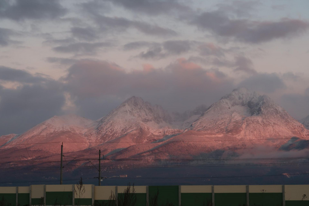 Pohľad na Vysoké Tatry z mesta Svit. FOTO: TASR/Adriána Hudecová