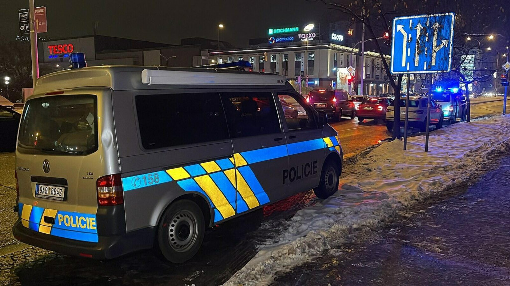 Policajti po páchateľovi pátrali, vypátrali ho a muselo prísť k použitiu donucovacích prostriedkov vrátane strelných zbraní. FOTO: iDNES.cz/Jiří Meixner