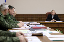 Ruský prezident Vladimir Putin na stretnutí s vojenským vedením, ktoré dohliada na ruskú vojenskú operáciu na Ukrajine v sobotu 17. decembra 2022. FOTO: TASR/AP