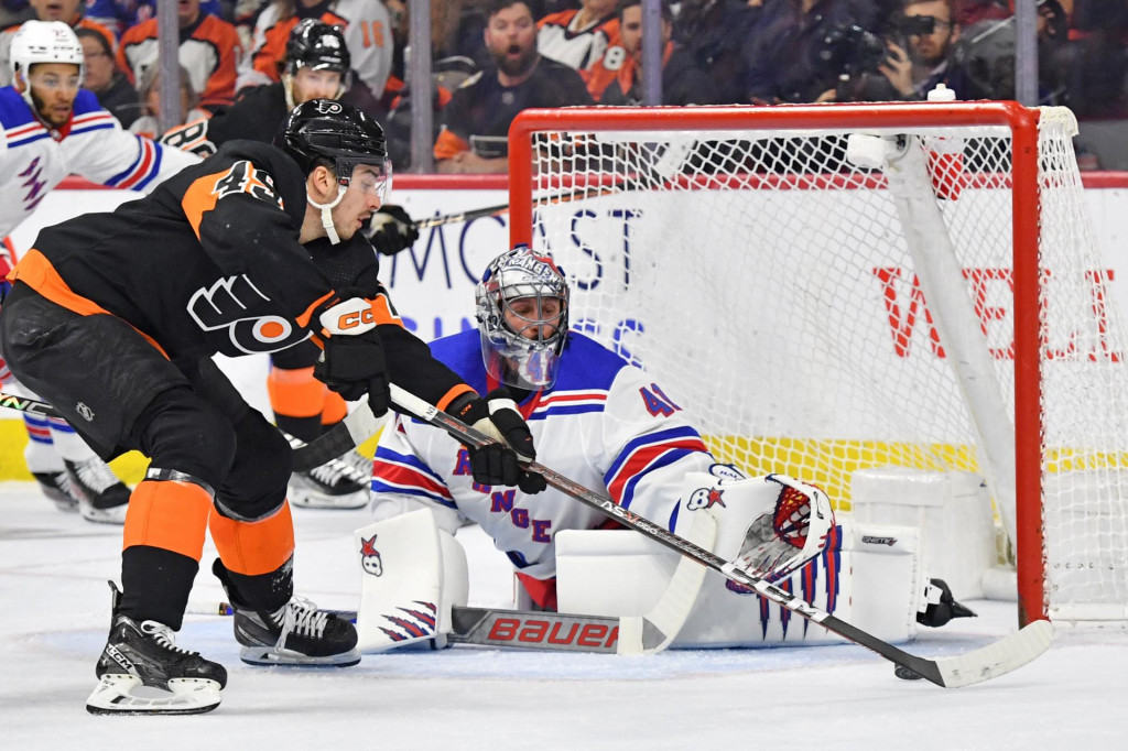 Brank&aacute;r New York Rangers Jaroslav Hal&aacute;k počas druhej tretiny. FOTO: REUTERS