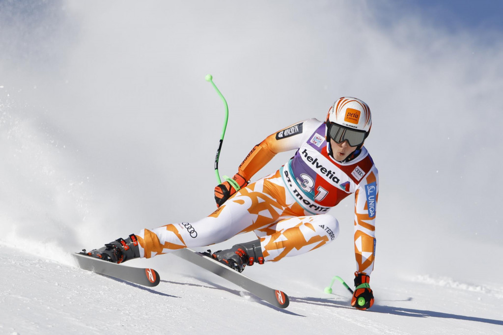 Slovenka Petra Vlhová na trati Super G Svetového pohára alpských lyžiarok vo švajčiarskom stredisku St. Moritz v nedeľu 18. decembra 2022. FOTO: TASR/AP
