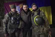 Ukrajinský prezident Volodymyr Zelenskyj (uprostred) pózuje s ukrajinskými vojačkami počas jeho návštevy v meste Slavjansk. FOTO: TASR/AP