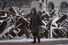 Žena kráča okolo tzv. protitankových ježkov, ktoré sú rozmiestnené v centre Kyjeva. FOTO: TASR/AP