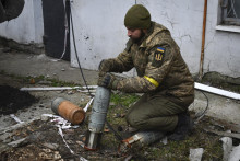 Ukrajinský vojak sa pripravuje na útok na mieste najťažších bojov s ruskými jednotkami. FOTO: TASR/AP