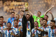 Futbalisti Argentíny s trofejou. FOTO: Reuters