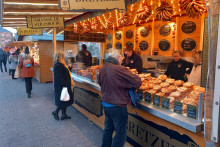 Vianočné trhy v Štrasburgu ponúkajú celý rad miestnych špecialít vrátane praclíkov alebo medovníkov.