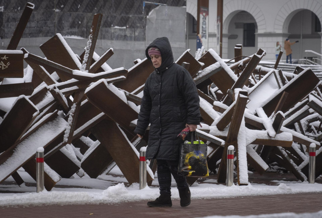 Žena kráča okolo tzv. protitankových ježkov, ktoré sú rozmiestnené v centre Kyjeva. FOTO: TASR/AP