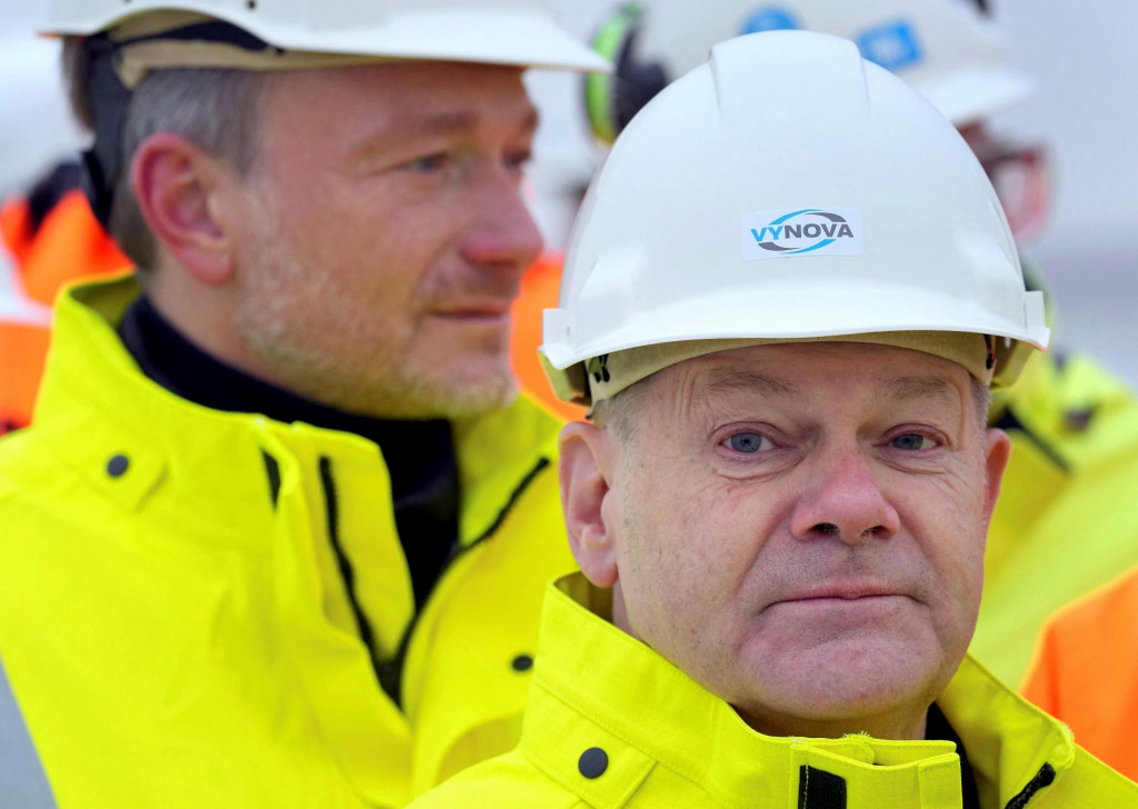 Nemecký kancelár Olaf Scholz otvoril prvý terminál na skvapalnený zemný plyn LNG v Nemecku pri Wilhelmshavene. FOTO: Reuters