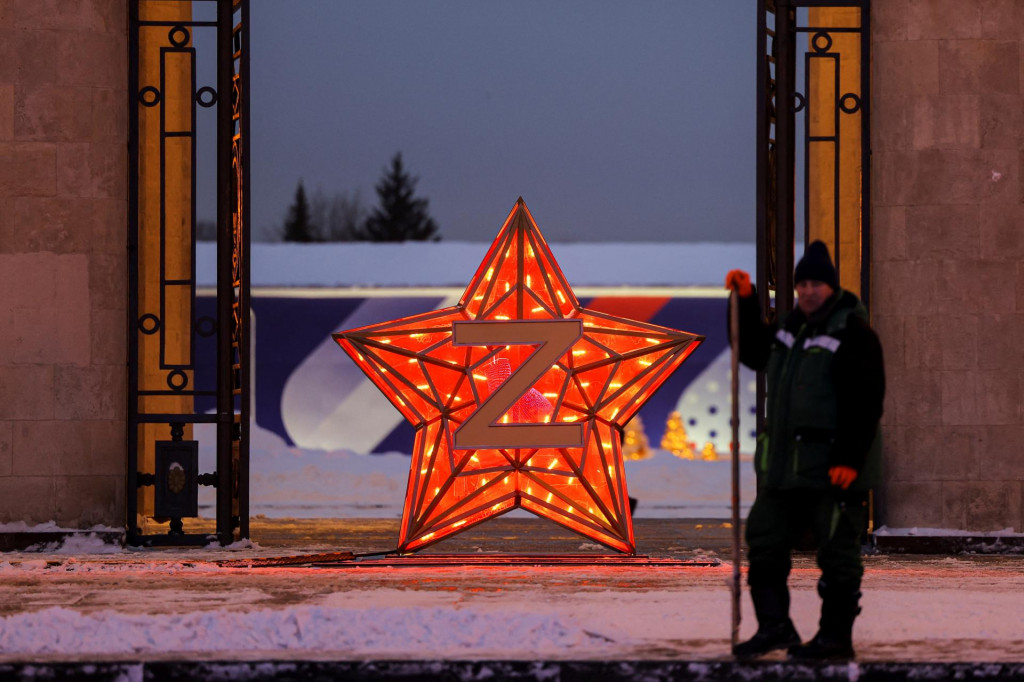 Ruský symbol ”Z” na dekorácii. FOTO: Reuters