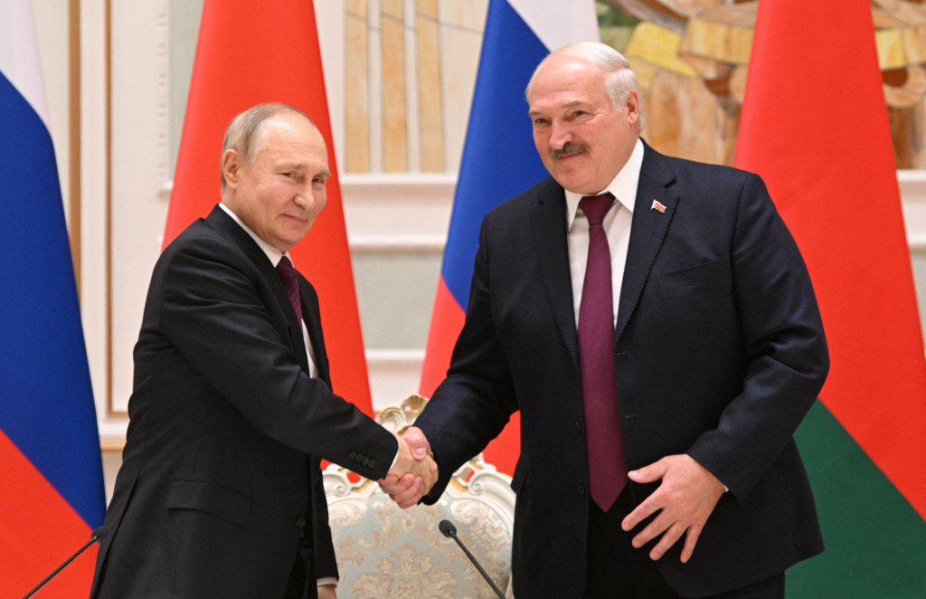 Ruský prezident Vladimir Putin a bieloruský prezident Alexandr Lukašenko. FOTO: Reuters