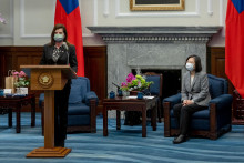 Anna-Michelle Asimakopoulou, poslankyňa Európskeho parlamentu hovorí počas stretnutia s taiwanskou prezidentkou Tsai Ing-wen. FOTO: Reuters