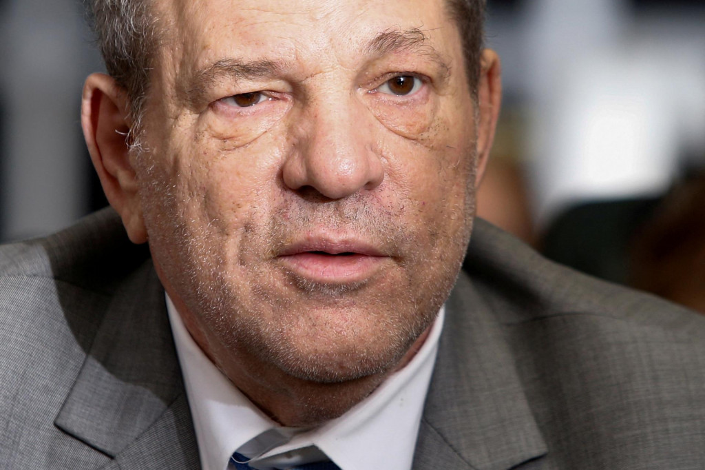 Filmový producent Harvey Weinstein opúšťa newyorskú sieň trestného súdu. FOTO: Reuters