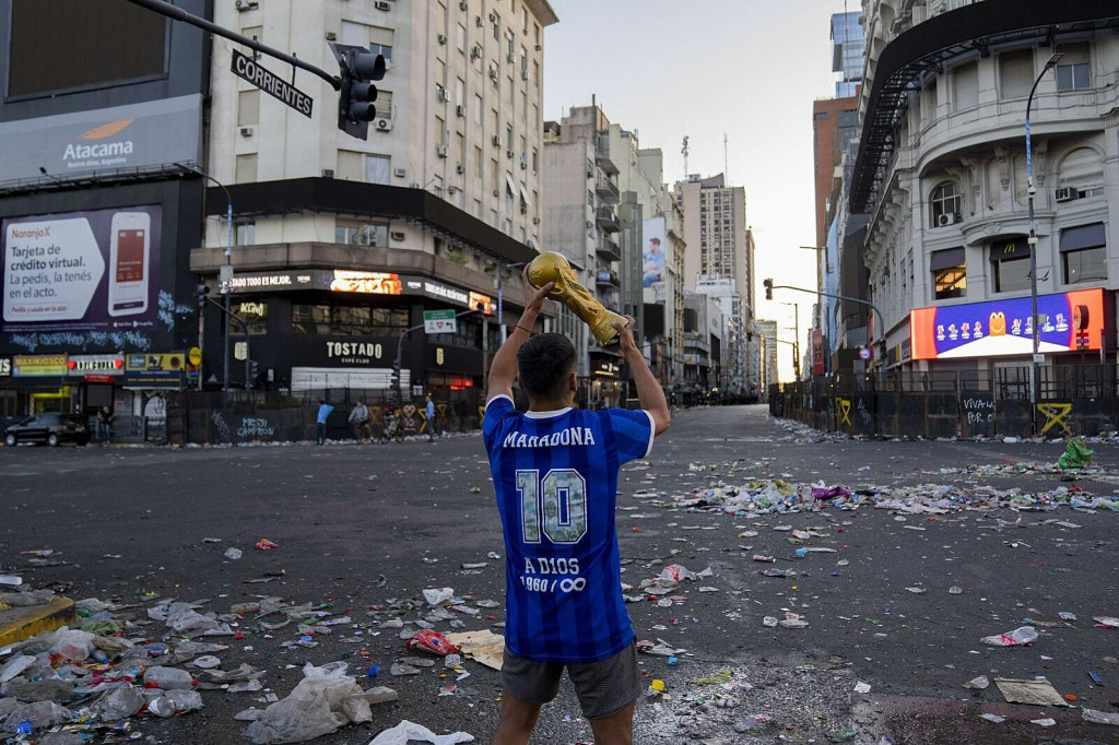 Víťazstvo Argentínčanom okrem legendárneho Maradonu pripomenulo aj zlaté časy ekonomiky. FOTO: TASR/AP