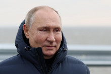 Štyri dni po invázii si Vladimir Putin pozval k sebe ekonomické mozgy a mámil z nich odpovede, ako obrúsiť následky sankcií. FOTO: Reuters