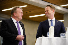 Odchádzajúci minister zahraničných vecí Jeppe Kofod odovzdáva úrad novému dánskemu ministrovi zahraničných vecí Larsovi Lokke Rasmussenovi. FOTO: Reuters