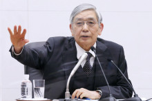 Guvernér Bank of Japan Haruhiko Kuroda na tlačovej konferencii v Tokiu oznamuje priškrtenie menovej politiky kontroly výnosovej krivky. FOTO: Reuters