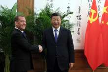 ”Hovorili sme o spolupráci medzi vládnucimi stranami v Rusku a Číne,” priblížil Dmitrij Medvedev rokovanie so Si Ťin-pchingom. FOTO: Reuters