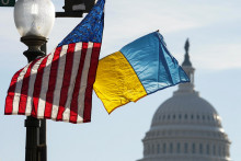 V blízkosti amerického Kapitolu sa pred stretnutím dvoch prezidentov inštalovali ukrajinské a americké vlajky.​ FOTO: REUTERS