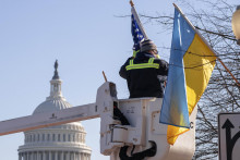 Pracovníci upevňujú americkú a ukrajinskú zástavu na Pennsylvania Avenue pri budove amerického Kapitolu pred návštevou ukrajinského prezidenta Volodymyra Zelenského v Bielom dome. FOTO: TASR/AP