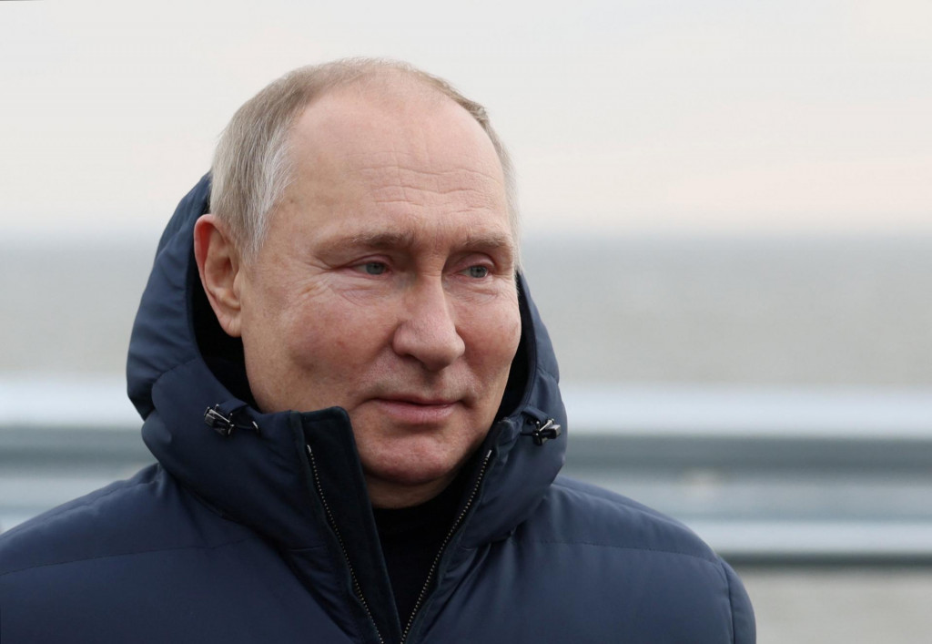 Štyri dni po invázii si Vladimir Putin pozval k sebe ekonomické mozgy a mámil z nich odpovede, ako obrúsiť následky sankcií. FOTO: Reuters