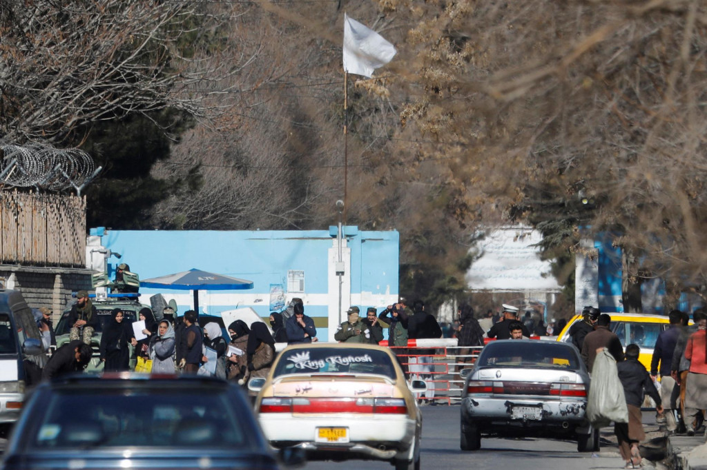 

Členovia Talibanu strážia pri vstupnej bráne Kábulskej univerzity. FOTO: Reuters