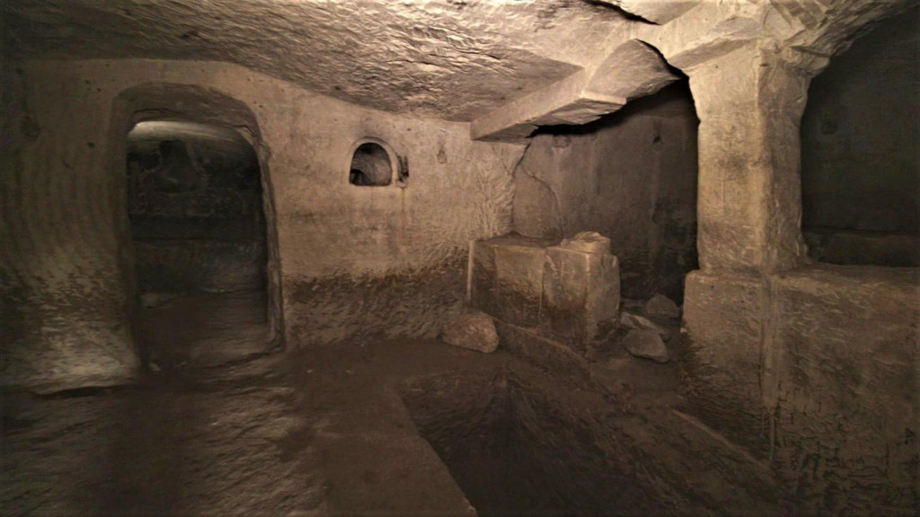 Predpokladá sa, že 2000 rokov stará pohrebná jaskyňa nájdená v lese v Jeruzaleme je hrobkou pôrodnej asistentky, ktorá pomáhala pri narodení Ježiša.