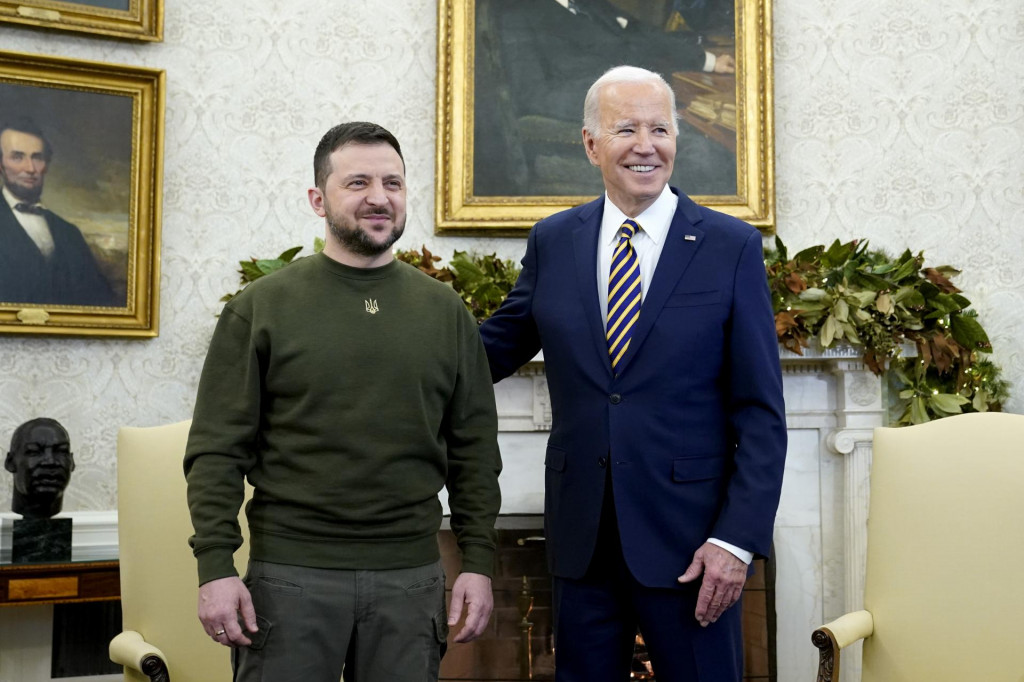 Americký prezident Joe Biden (vpravo) pózuje s ukrajinským prezidentom Volodymyrom Zelenským počas ich stretnutia v Oválnej pracovni Bieleho domu vo Washingtone. FOTO: TASR/AP