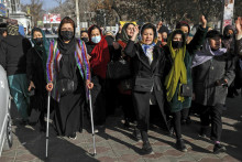 Afganské ženy protestujú proti zákazu štúdia žien na univerzitách v Kábule. FOTO: TASR/AP
