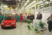 Po siedmich rokoch výroby dodal 24. februára 1998 Volkswagen Bratislava, s. r. o., stotisíce vozidlo, nový červený Volkswagen Golf TDI A4 – typ, aký sa v bratislavskom závode vyrábal od októbra 1997. Na snímke príhovor riaditeľa Volkswagenu Jozefa Uhríka pred slávnostným odovzdávaním stotisíceho vozidla. FOTO: TASR/Š. Puškáš