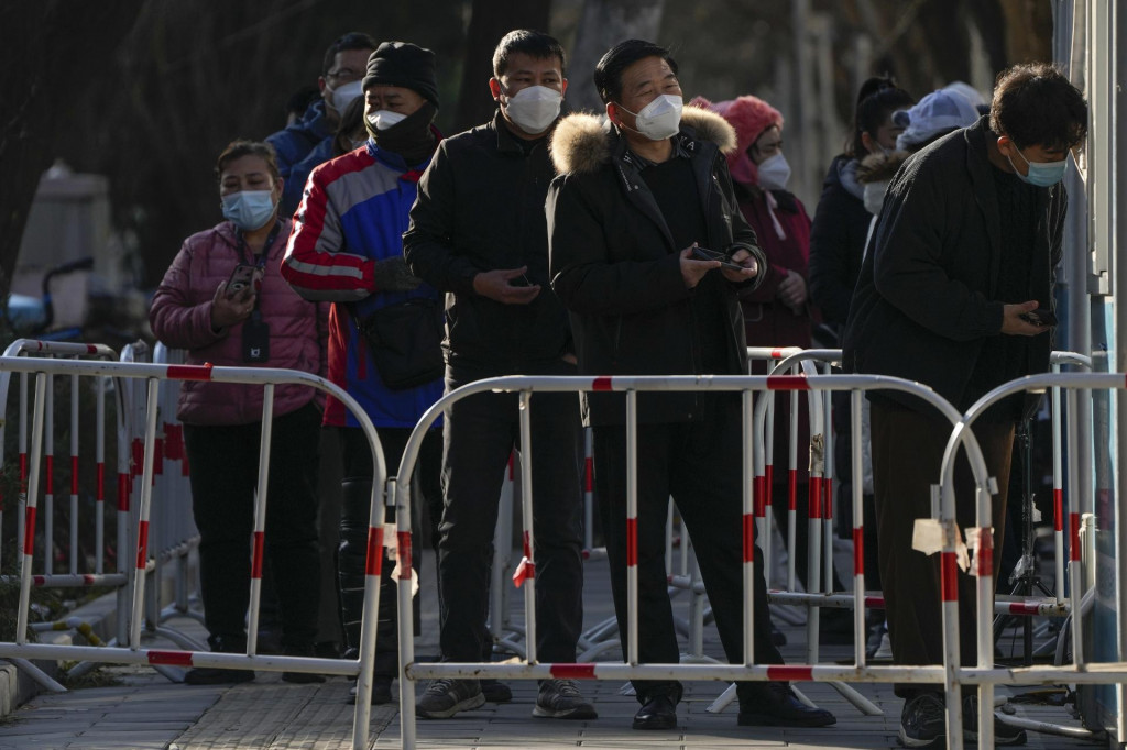 Čína ohlásila rozsiahle uvoľnenie obmedzení súvisiacich s ochorením COVID-19. FOTO: TASR/AP