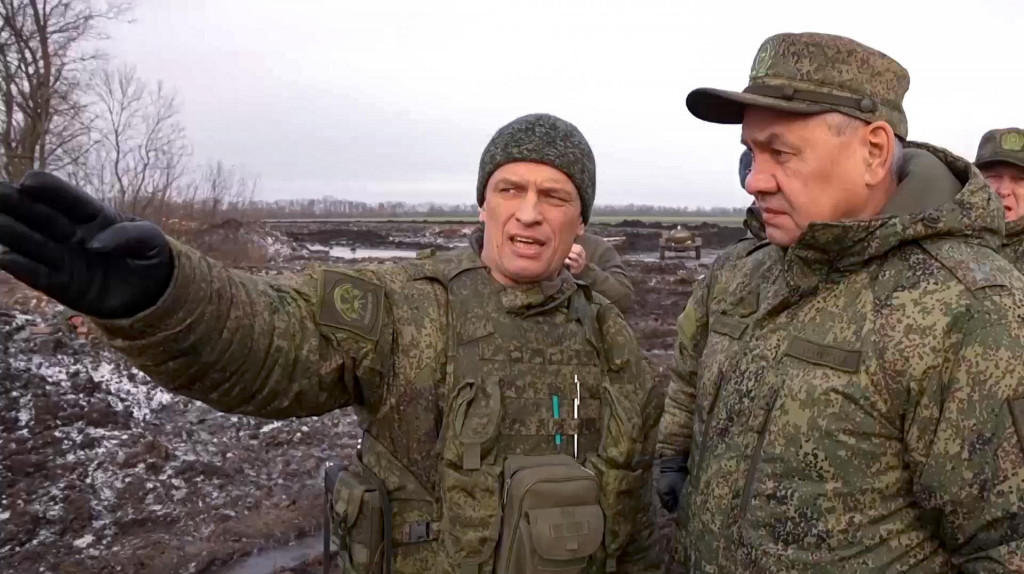 Ruský minister obrany Sergej Šojgu (vpravo) počas kontroly ruských jednotiek na neznámom mieste na Ukrajine. FOTO: TASR/AP