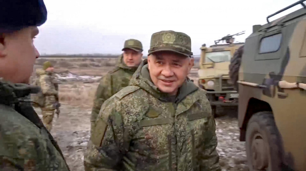Ruský minister obrany Sergej Šojgu sa usmieva počas kontroly ruských jednotiek. FOTO: TASR/AP