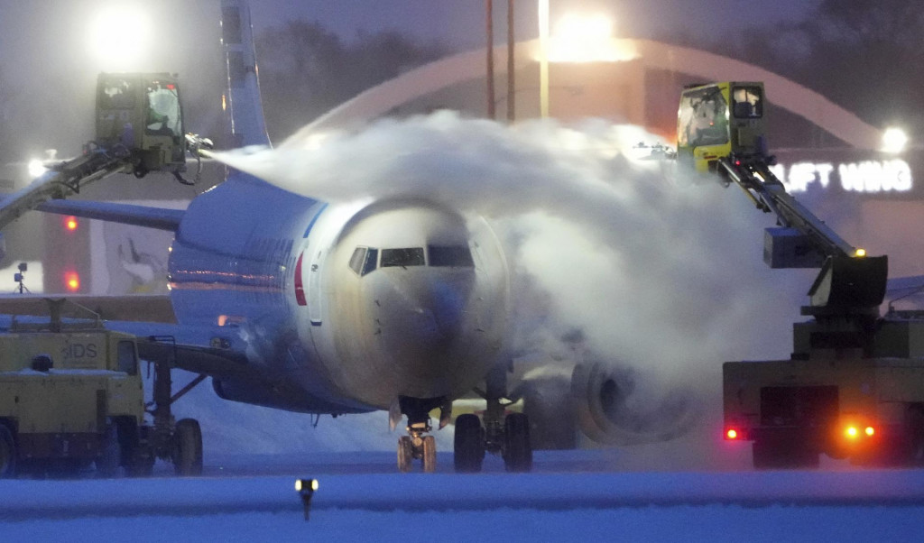 Odstraňovanie ľadu z lietadla spoločnosti American Airlines na medzinárodnom letisku v americkom Bloomingtone. FOTO: TASR/AP