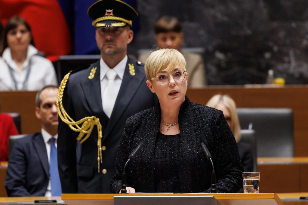Novozvolená slovinská prezidentka Nataša Pircová Musarová skladá prísahu. FOTO: TASR/STA
