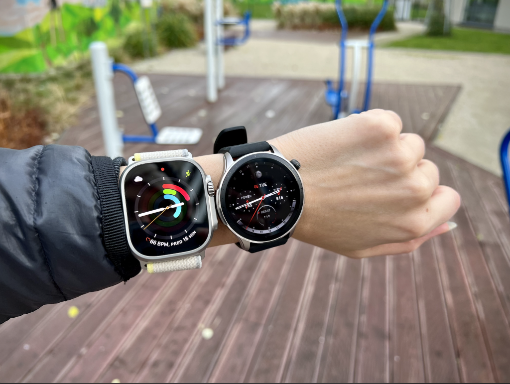 Ak prem&yacute;&scaron;ľate nad k&uacute;pou, treba si na začiatok ujasniť, na čo presnej&scaron;ie hodinky chcete a koľko ste na ne ochotn&iacute; min&uacute;ť peňaz&iacute;. Na obr&aacute;zku s&uacute; vľavo Apple Watch Ultra za 999 eur a Amazfit GTR4 za 230 eur. FOTO: Alžbeta Harry Gavendov&aacute;/HN