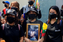 Občania Mjanmarska, ktorí žijú v Thajsku, držia portrét bývalej mjanmarskej štátnej radkyne Aun Schan Su Ťij, keď protestujú proti popravám prodemokratických aktivistov. FOTO: Reuters
